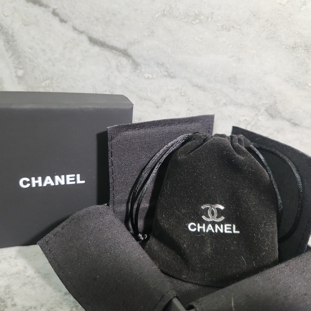 Chanel Beautiful Pearl & Chain CC Logo Necklace in White and Gold ✨️ - Picture 11 of 12